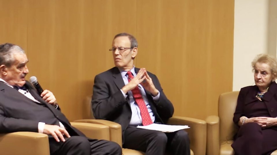 Mimo-známých-tváří-je-na-snímku-americký-novinář-Carl-Gershman.prezident-orhanizace-National-Endowment-for-Democracy-foto-prtsc-NED